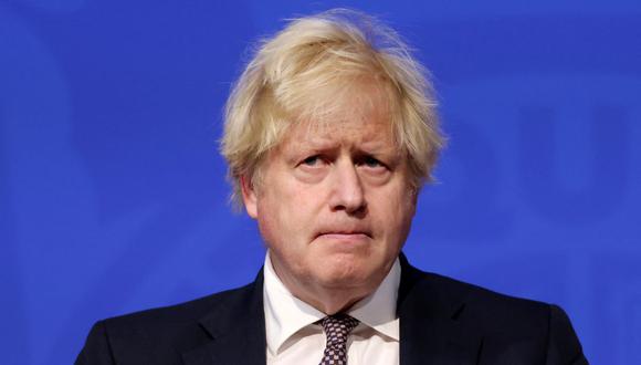 El primer ministro británico, Boris Johnson, trasladó a su gabinete que los primeros indicios apuntan a que la variante ómicron del coronavirus es “más transmisible” que la delta. (HOLLIE ADAMS / POOL / AFP).