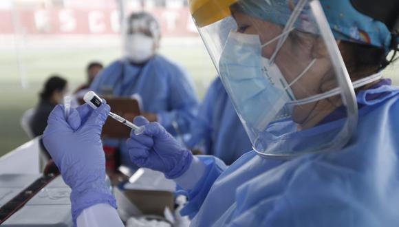 El proceso de vacunación a los grupos vulnerables continúa en el país gracias a la constante llegada de vacunas de los laboratorios con los que el Perú firmó contratos | Foto: Referencial / El Comercio