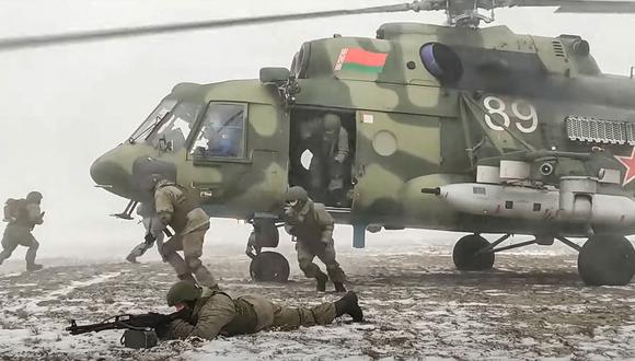 Esta imagen del Ministerio de Defensa de Rusia muestra a soldados de Bielorrusia durante ejercicios conjuntos cerca de Ucrania. (HANDOUT / RUSSIAN DEFENCE MINISTRY / AFP).