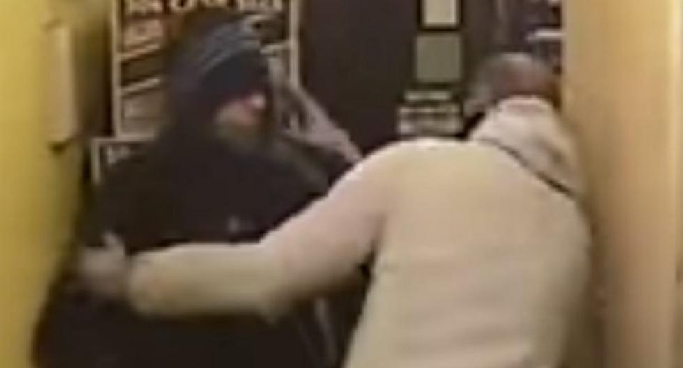 Ladrón quiso robar en tienda, pero terminó golpeado. (Foto: Captura YouTube)