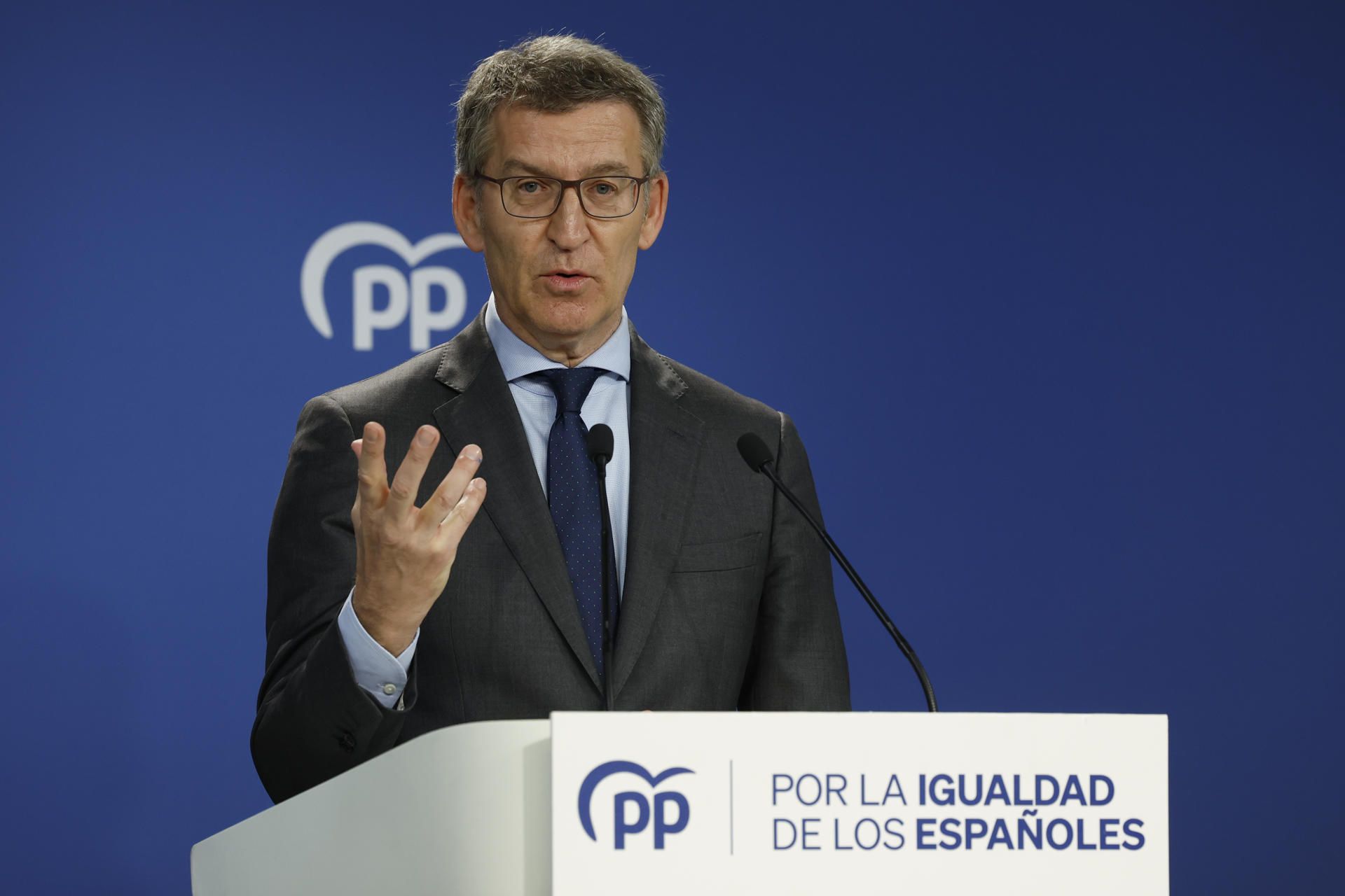El líder del PP, Alberto Núñez Feijóo durante la rueda de prensa ofrecida en la sede de la formación en Madrid, para valorar la comparecencia del presidente del Gobierno, Pedro Sánchez. (EFE/ JJ. Guillén).