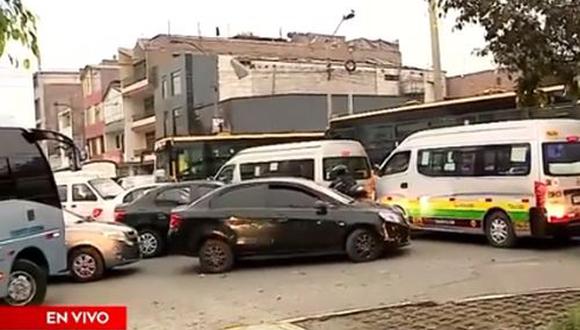 El vocero de Emape indicó que el cruce de avenidas Túpac Amaru y Naranjal es uno de los más álgidos. Aseguró que en las próximas horas habrá mejoras en el flujo vehicular tras coordinar con la PNP y la ATU. (Foto: captura de video)