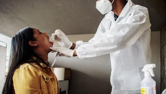 Una enfermera del hospital Lancet Nectare realiza una prueba de coronavirus COVID-19 en Richmond, Johannesburgo, el 18 de diciembre de 2020. (LUCA SOLA / AFP).