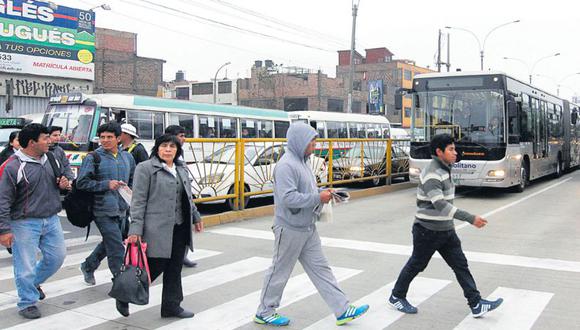La Municipalidad de Lima no ha cumplido con reorganizar las líneas que compiten con el Metropolitano y hoy muchas combis y coasters circulan junto a los buses articulados. (Jhonel Rodríguez / Archivo)