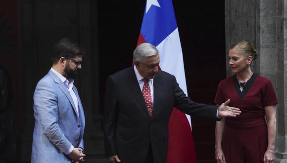 El presidente de México, Andrés Manuel López Obrador, acompañado por la primera dama Beatriz Gutiérrez, recibe al presidente de Chile Gabriel Boric en el Palacio Nacional en Ciudad de México. (AP Foto/ Marco Ugarte).