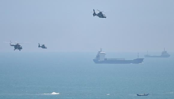 Helicópteros militares chinos en la costa de la provincia de Fujian, al otro lado del estrecho de Taiwán, el 4 de agosto de 2022. (Foto referencial de Hector Retamal / AFP)