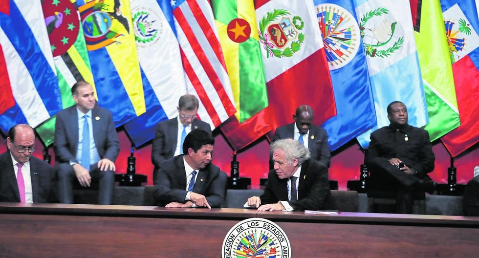 Pedro Castillo y Luis Almagro, secretario general de la OEA, durante la Asamblea General de la OEA desarrollada en Lima. (Foto: Alessandro Currarino/@photo.gec)