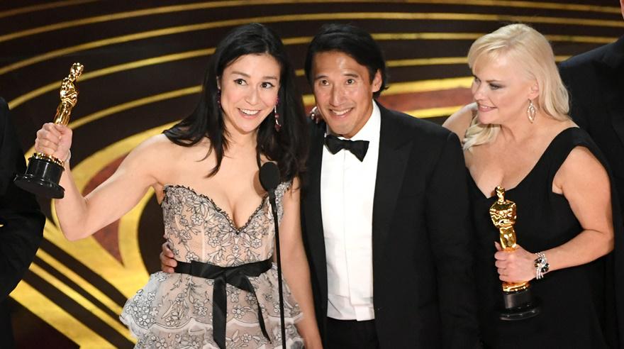 Elizabeth Chai Vasarhelyi, Jimmy Chin y Shannon Dill reciben Oscar 2019 al Mejor documental por "Free Solo". (Foto: AFP)