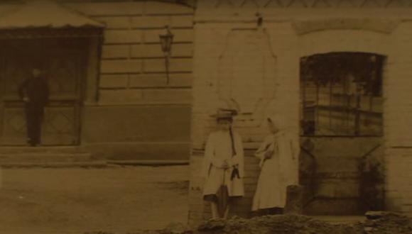La &#039;ni&ntilde;a fantasma&#039; aparece en m&aacute;s de 20 fotos y cuator negativos de la ciudad de Krasnoyarsk tomadas entre 1906 y 1908. (Foto: Captura de YouTube)