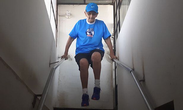 Sofía Salazar realiza entrenamientos dentro de casa pero siempre con responsabilidad: cogiéndose de barandas en la escalera. 