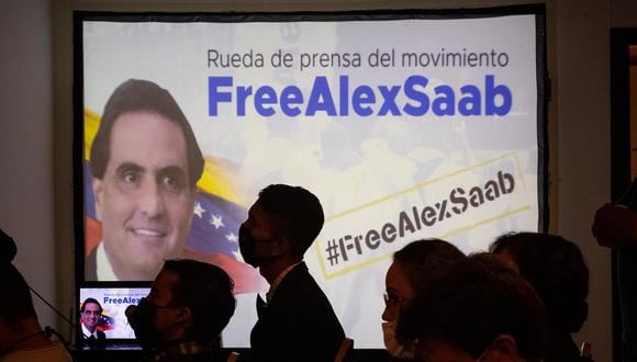 Varias personas escuchan una rueda de prensa del movimiento Free Alex Saab hoy, en Caracas, Venezuela. (Foto: Rayner Peña R. / EFE)
