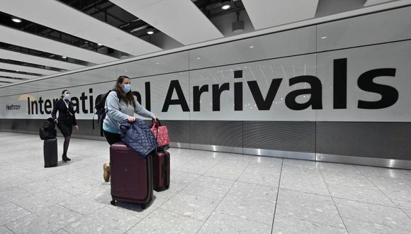 Pasajeros llegan a la Terminal 5 del aeropuerto de Heathrow en el oeste de Londres, Reino Unido, el 14 de febrero de 2021, en medio de la pandemia de coronavirus. (JUSTIN TALLIS / AFP).