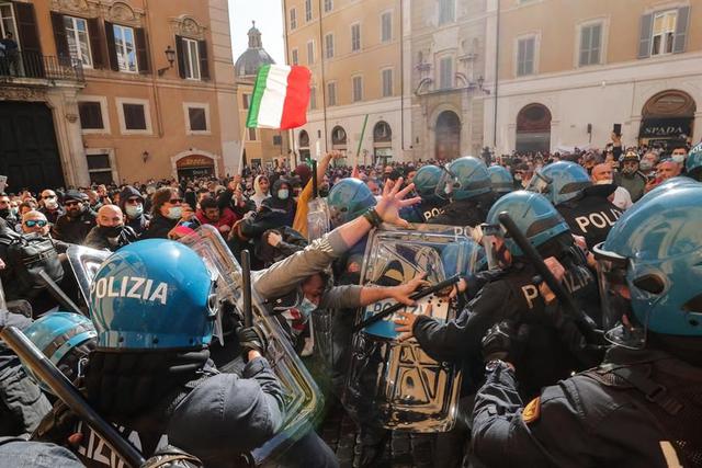 Comerciantes, tenderos y restauradores chocan con la policía durante una protesta junto a la Cámara de Diputados en Piazza Montecitorio, Roma, Italia. (Foto: EFE / EPA / GIUSEPPE LAMI).