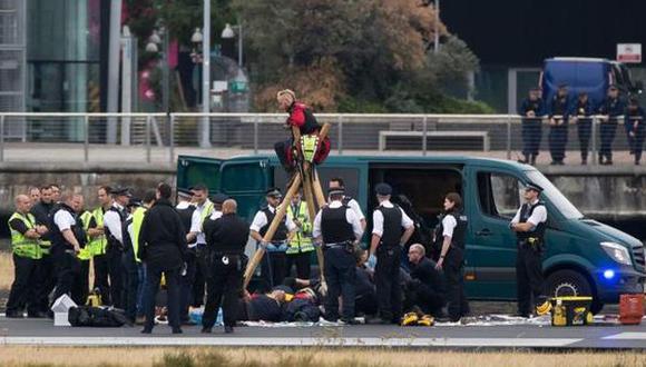 Protesta antirracista obligó a suspender vuelos en Londres