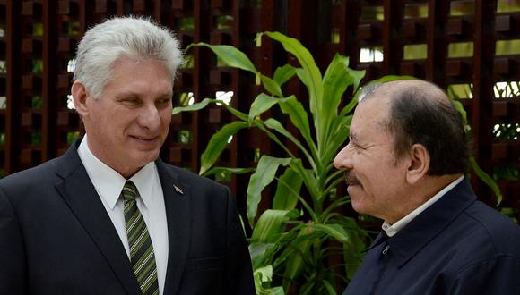 El presidente cubano Miguel Díaz-Canel (izq.) habla con el nicaragüense Daniel Ortega a su llegada a la XVI Cumbre de la Alianza Bolivariana para los Pueblos de Nuestras Américas (ALBA) en La Habana, el 14 de diciembre de 2018. (Ernesto MASTRASCUSA / AFP).