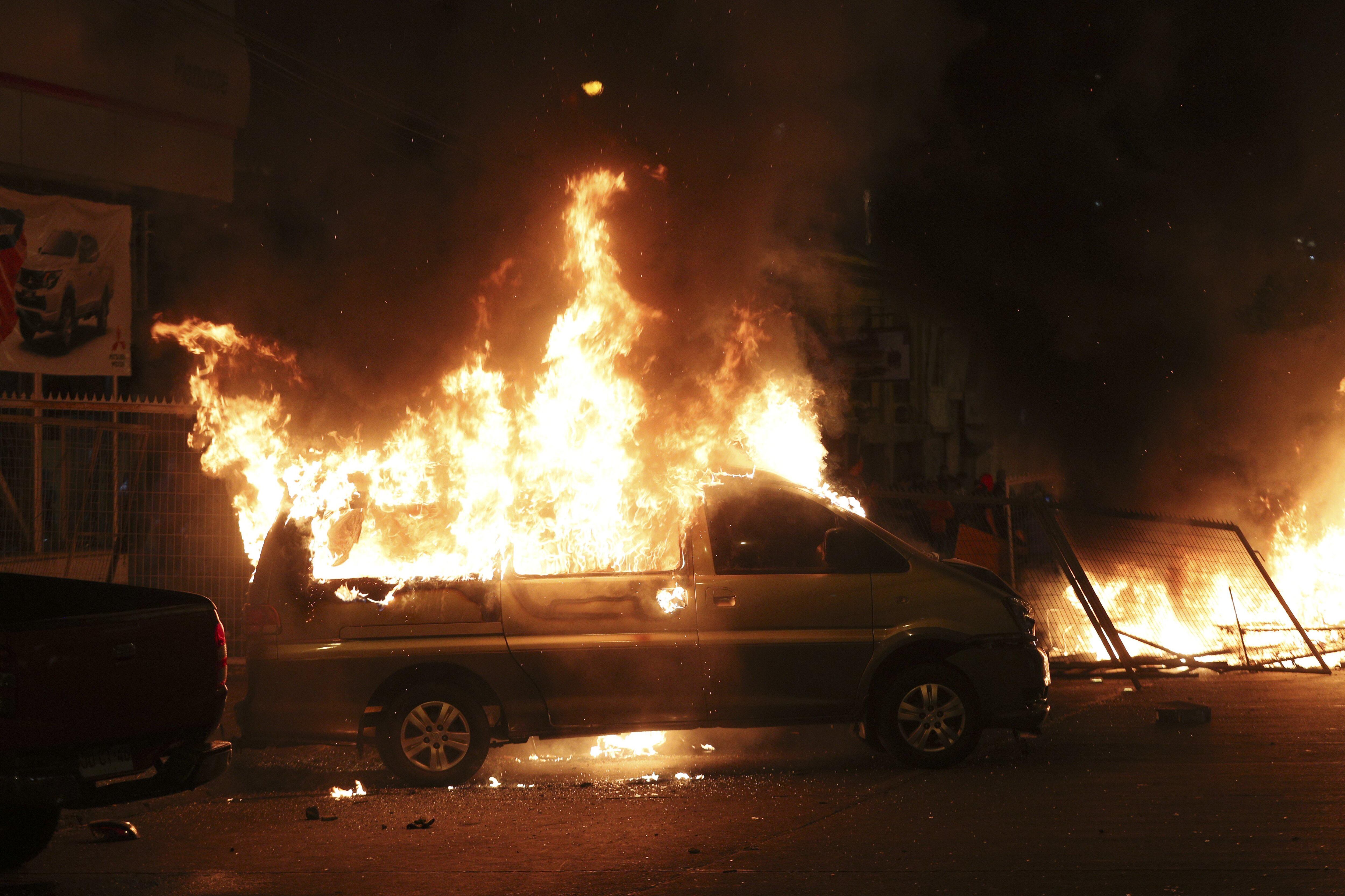 El gobierno extendió la noche de este domingo a ciudades del sur y norte del país el estado de emergencia para hacer frente al violento estallido social. (AP)
