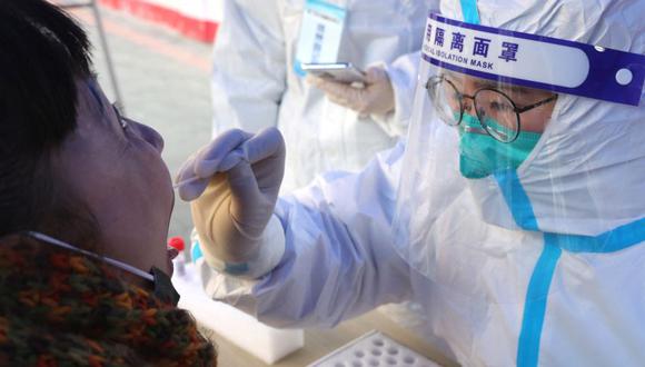 Un residente se somete a una prueba de ácido nucleico para el coronavirus Covid-19 en Lianyungang, en la provincia oriental china de Jiangsu. (Foto: AFP / China OUT).