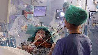 Para salvar sus manos, una violinista toca durante su operación de cerebro