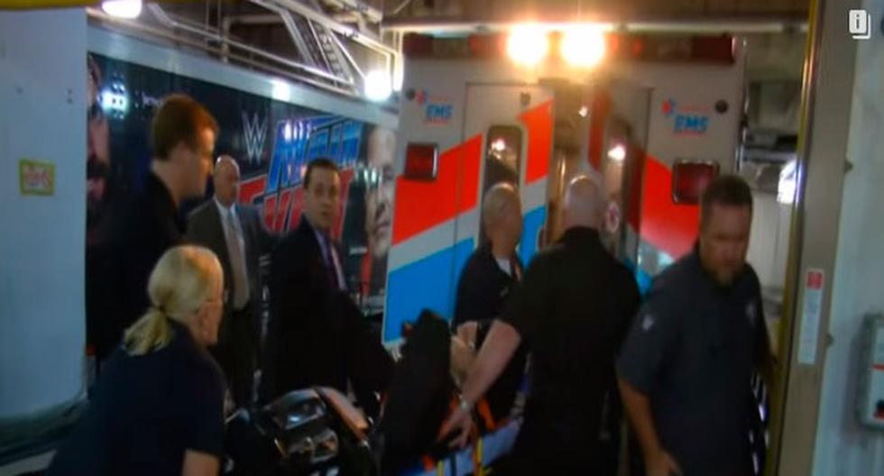 Jamie Noble es llevado en ambulancia por la lesión que ha sufrido. (Foto: Captura)