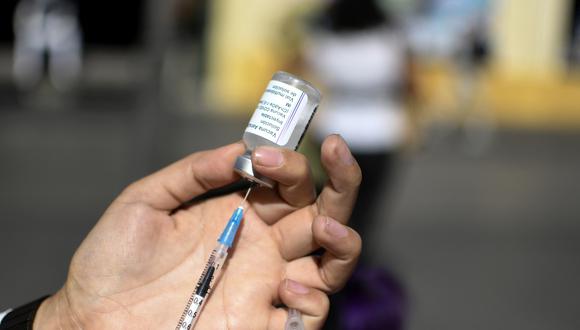 Para quienes no hayan recibido aún ninguna dosis, las agencias europeas recuerdan que la vacunación contra el COVID-19 sigue siendo la forma más eficaz de prevenir enfermedades graves durante la pandemia actual. (Foto: Johan ORDONEZ / AFP)