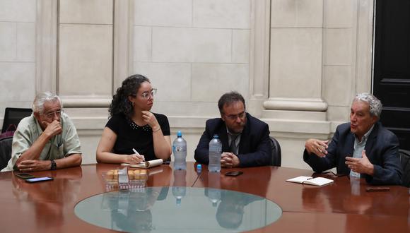 Mesa de diálogo en torno a los valores democráticos. De izquierda a derecha: Francisco Miró Quesada Rada, Adriana Urrutia, Gonzalo Gamio y Miguel Giusti. Foto: Alessandro Currarino.