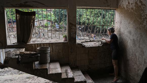 Jorgymar Mendoza, de 37 años, observa el cauce del arroyo Los Patos dentro de su casa inundada y dañada luego de un deslizamiento de tierra durante fuertes lluvias en Las Tejerias, estado Aragua, Venezuela.