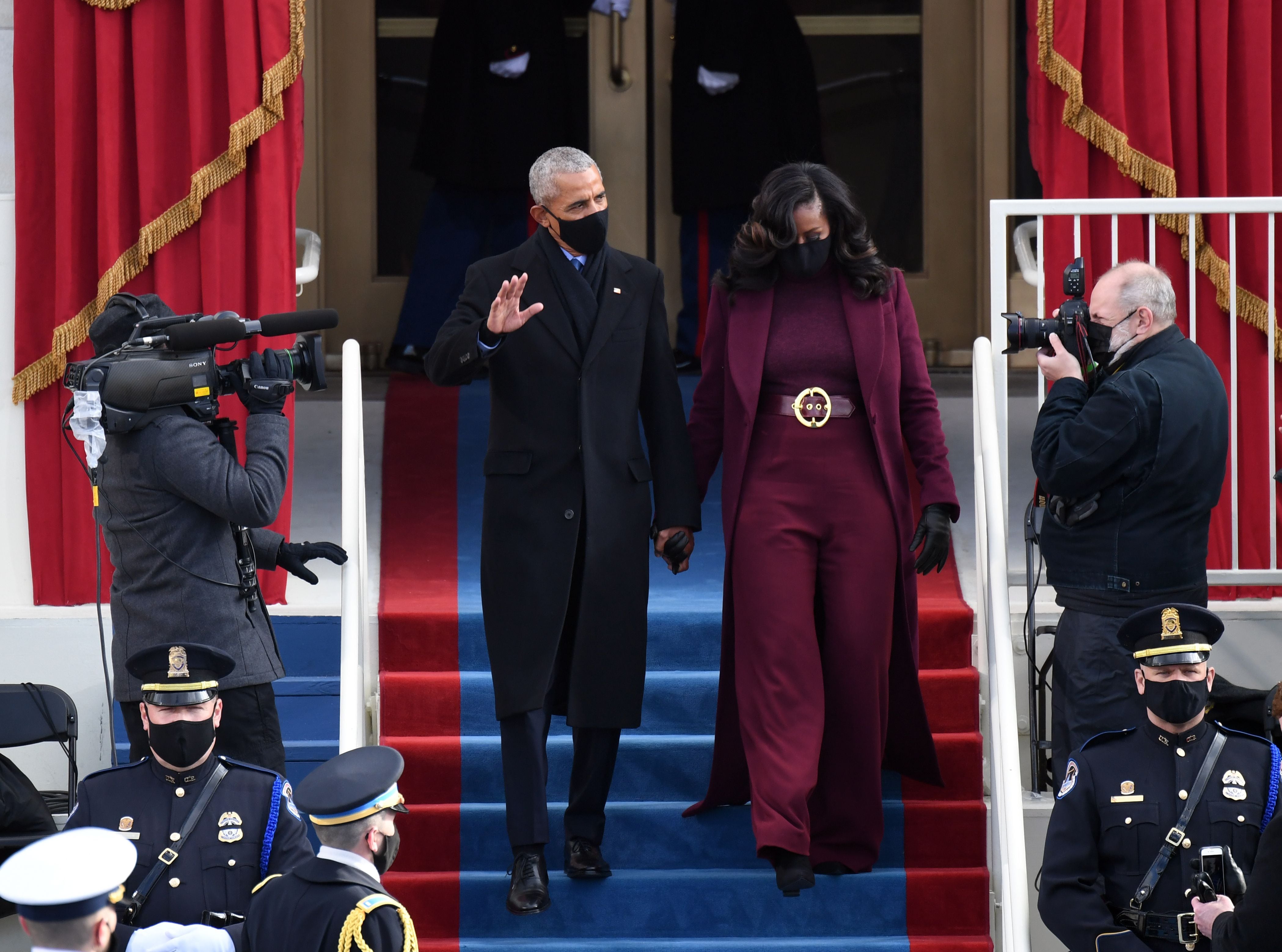 La ex primera dama Michelle Obama asistió a la investidura presidencial luciendo un conjunto firmado por el creativo afroamericano Sergio Hudson. (Foto: AFP)