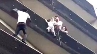 YouTube: el héroe que trepó 4 pisos para salvar a un niño que colgaba de edificio