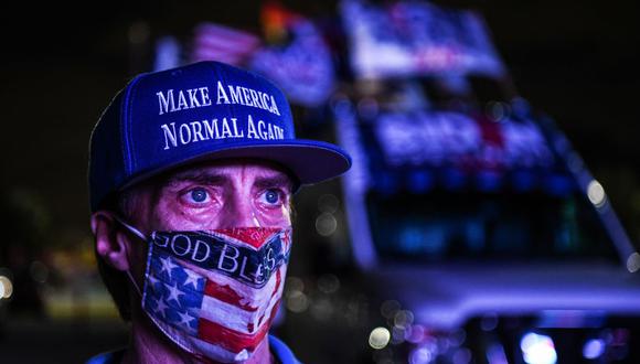 Andy Soberon, un partidario del partido Demócrata, asiste a una vigilia en Miami, Florida. (Foto de CHANDAN KHANNA / AFP).