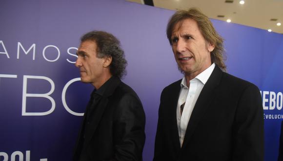 Oscar Ruggeri intentó charlar con Ricardo Gareca mientras estaba conduciendo el programa 90 Minutos de Fútbol. Ambos son grandes amigos. (Foto: AFP )