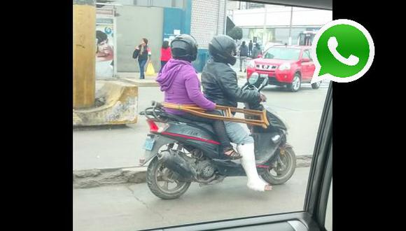 Motociclista conduce por Lima pese a tener una pierna enyesada