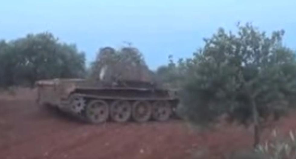 Un tanque T-55 de fabricación soviética en poder de terroristas en Siria se mueve buscando posición de tiro, dispara y salta por los aires, según video. (Foto: YouTube)