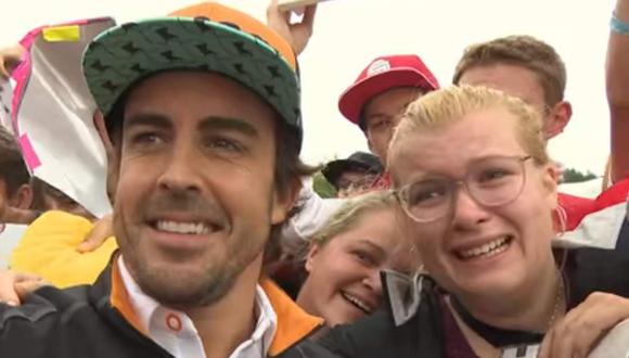 Visiblemente emocionada y entre lágrimas, una fanática consigue que el piloto de McLaren se tome un 'selfie' con ella. (Twitter)