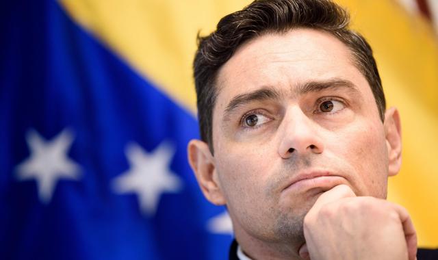 Carlos Vecchio, embajador de Juan Guaidó en Estados Unidos, toma control de Agregaduría Militar de Venezuela. (AFP).