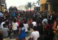 Policía desaloja a miembros de la comunidad LGTB de la Plaza de Armas