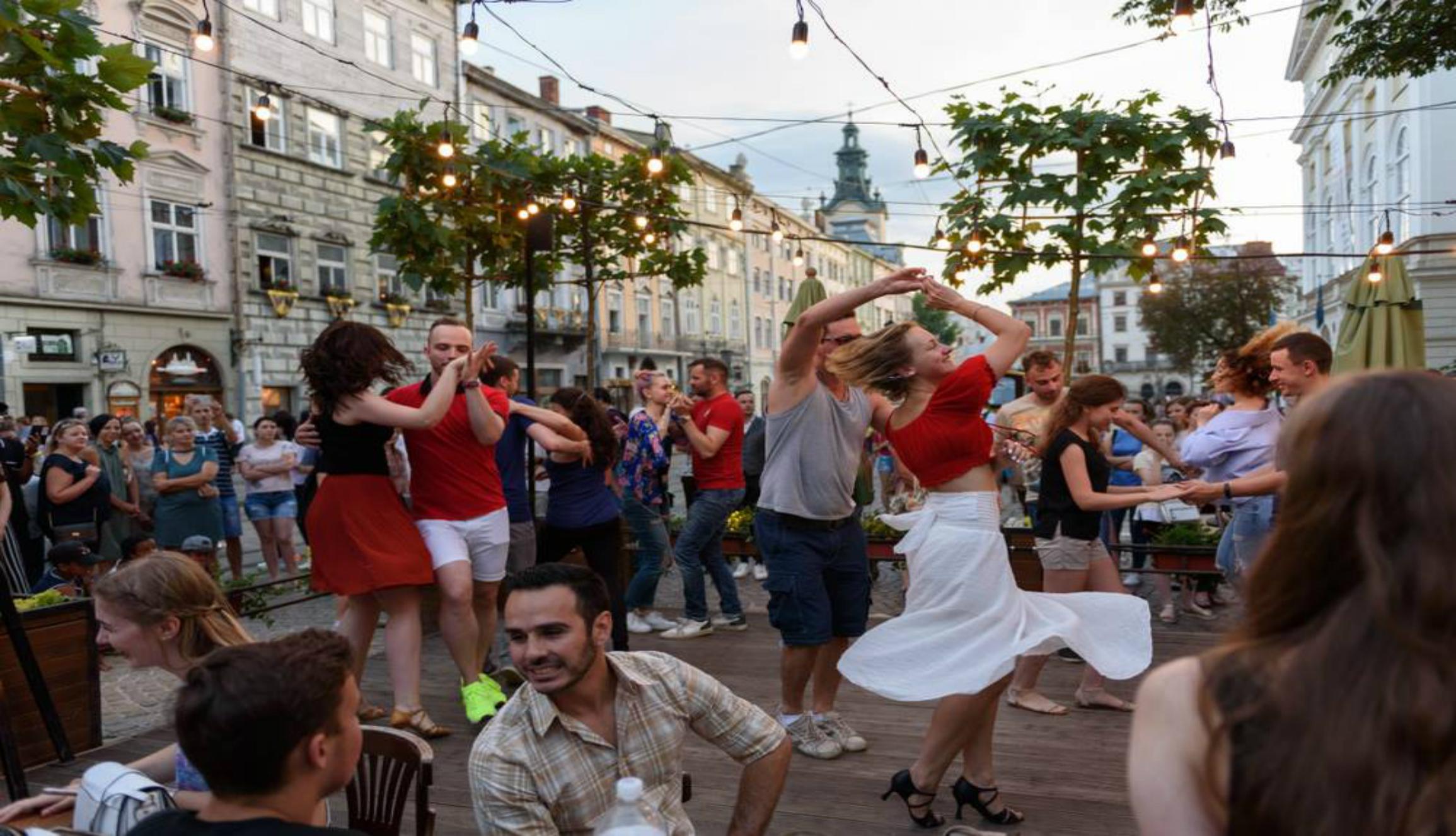 Con este itinerario te adaptarás al estilo de vida de los locales y podrás participar de los distintos eventos culturales de tu destino, como bailar salsa y bachata en una plaza de Ucrania.  Foto: Shutterstock.