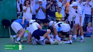 Djokovic deleitó al público: organizó ‘olas’, hizo puntos de lujo y celebró con unos niños | VIDEO