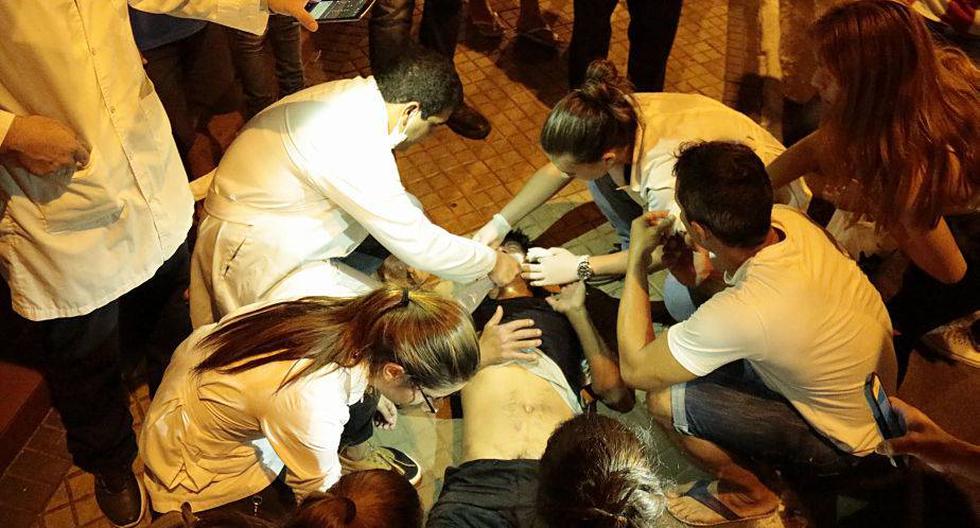 Estudiantes de medicina en Asunci&oacute;n llegaron hasta las inmediaciones del Congreso para atender a los heridos de las protestas. (Foto: EFE)