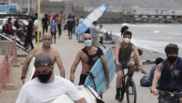 De acuerdo con una encuesta de El Comercio-Ipsos, el 49% de limeños opina que se debe permitir el acceso a las playas pero con horarios y aforos determinados, y el 33% está a favor de que se prohíba el ingreso. (Foto: Leandro Britto/ GEC)