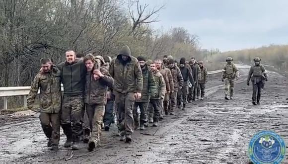 Prisioneros ucranianos liberados durante su intercambio en un lugar desconocido en Ucrania, el 16 de abril de 2023. (Foto de Handout / Sede de Coordinación para el trato de prisioneros de guerra / AFP)