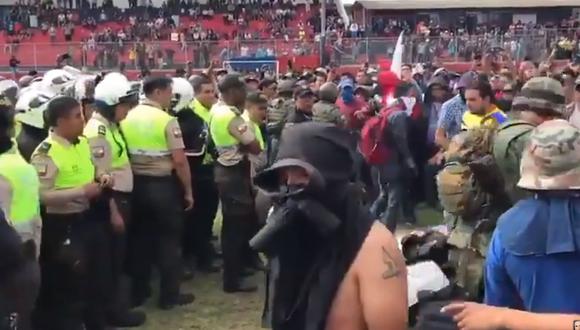 Crisis en Ecuador: Pobladores de Calderón, un pueblo cerca de Quito, capturaron a decenas de policías y militares y los llevaron a un estadio.