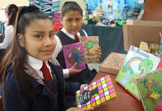 Las niñas que cuentan historias en libros hechos con cartón reciclado