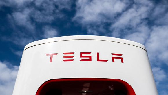 En la foto, el supercargador Tesla está en Falls Church, Virginia. El gobierno Mexicano ha anunciado hoy que se instalará una planta de vehículos al norte del país.  (Foto: SAUL LOEB / AFP)