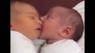 Mira este tierno beso entre dos bebes en Rusia [VIDEO]