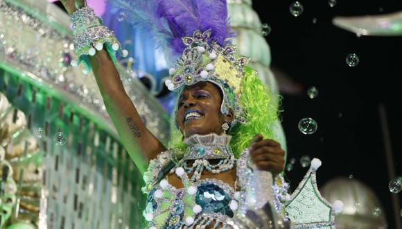 Los integrantes de una escuela de samba desfilan en el sambódromo durante el carnaval 2020 en Río de Janeiro (Brasil). (Foto: EFE/Marcelo Sayão).