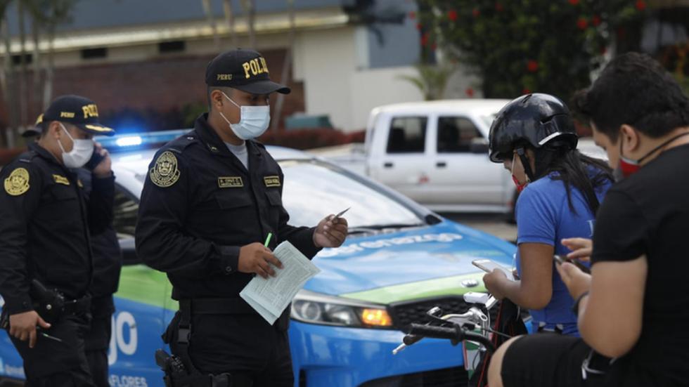 A fin de hacer cumplir las restricciones dispuestas por el Gobierno para Semana Santa, la Policía Nacional del Perú (PNP), en conjunto con personal de Seguridad Ciudadana y Fiscalización y Control de la Municipalidad de Miraflores, realiza una operación de vigilancia en los malecones debido a la alta presencia de personas. (Foto: Diana Marcelo/@photo.gec)