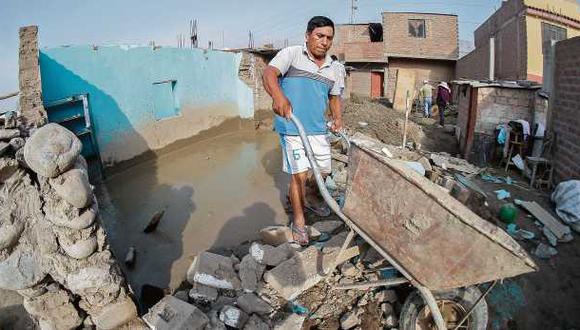 Mario Crist&aacute;n, del sector de Trapiche Bajo, en Santa Rosa de Quives (Canta), busca desenterrar sus pertenencias (Foto:El Comercio/F&eacute;lix Ingaruca)