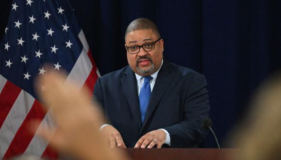 El fiscal de distrito de Manhattan, Alvin Bragg, habla durante una conferencia de prensa para discutir su acusación contra el expresidente Donald Trump, frente a la Corte Federal de Manhattan en Nueva York, el 4 de abril de 2023. (Foto: ANGELA WEISS / AFP)