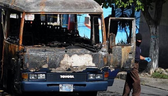 17 personas murieron entre las llamas del microbús quemado por miembros del Barrio 18 en Mejicanos el 20 de junio de 2010. (AFP).
