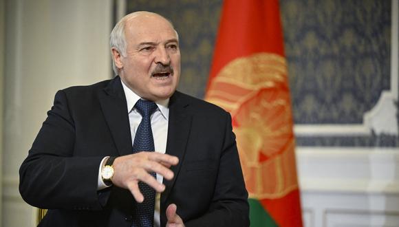 El presidente de Bielorrusia, Alexander Lukashenko, da una entrevista exclusiva a la Agence France-Presse (AFP) en su residencia, el Palacio de la Independencia, en la capital, Minsk, el 21 de julio de 2022. (Foto de Alexander NEMENOV / AFP)